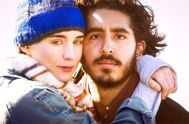 25年間迷子だった青年役をデブ・パテル（右）、ルーニー・マーラ（左）がその恋人役に