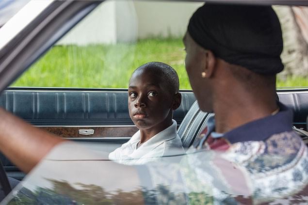 「リトル」と呼ばれる幼少期のシャロンを演じるのは、アレックス・ヒバート