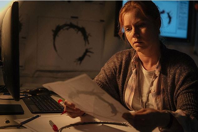 人類の危機を救うための“文字”解析が、いつしかヒロイン個人の物語へとつながる