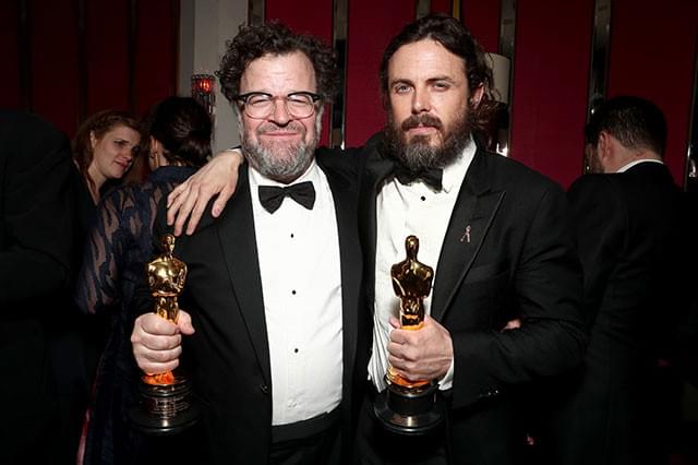 見事にオスカーを手にしたケネス・ロナーガン監督（左）とケイシー・アフレック（右）