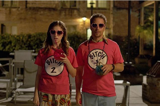 相性抜群のぶっ飛びカップルを、アナ・ケンドリックとサム・ロックウェルが快演!