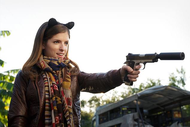 “ネコ耳”女子がサイレンサー付きの銃をブッ放す! このギャップがたまらない!!