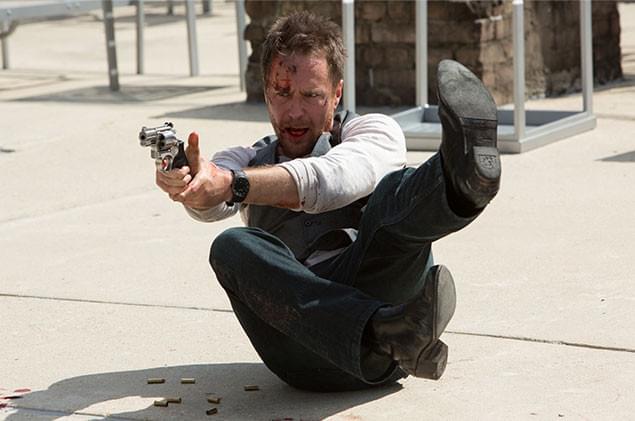 命を狙って次々と現れる刺客を、華麗に倒していくロックウェルのアクションが見もの!