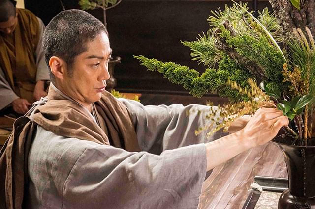 スクリーンを彩るいけばなの数々は、発祥555年を迎える池坊が全面監修