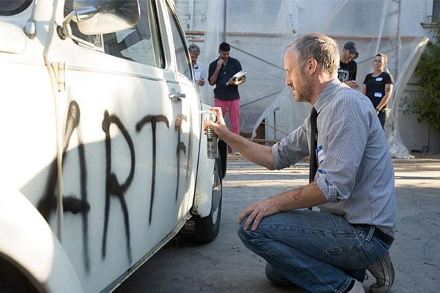 劇中に登場する車への落書きもマイク・ミルズ監督自らが施していた！