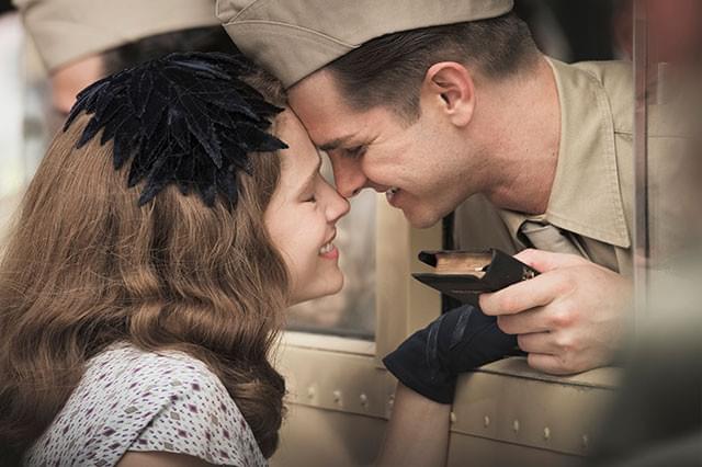 ただ愛する夫の無事を祈る妻と、妻の元へ生きて帰ると誓う夫──夫婦のドラマが染みる