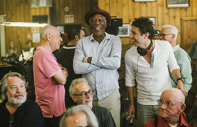 撮影中のひとコマ。左からアーキン、フリーマン、ザック・ブラフ監督