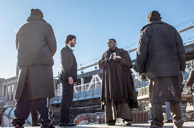 ニューヨークの裏社会を取り仕切るキング（フィッシュバーン）は、ジョンに情報を提供