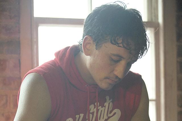 過酷な減量とトレーニングによって、鋼の肉体を作り上げたマイルズ・テラーが主演