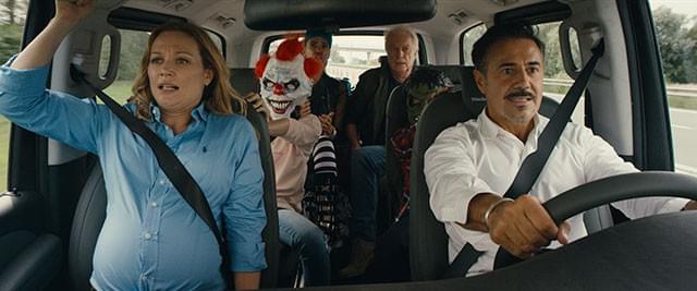 ブレーキも突然故障してしまい、どんどんスピードが上がっていく状況に車内は騒然!