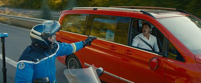 白バイ隊員にスピード違反の犯罪者と間違えられ、銃を向けられる! 悪いのは車です!