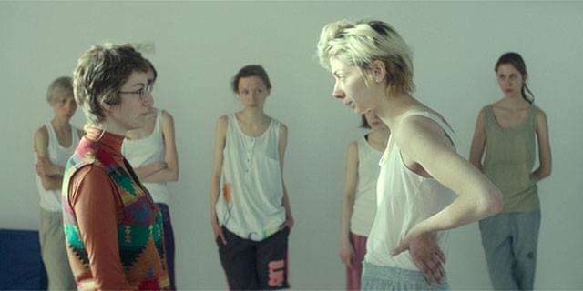 アンナ(左)とオルガ(右)のセラピー・シーンにも深い意味がある?