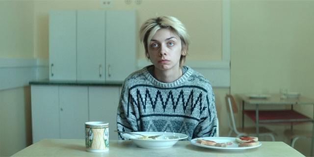 心身を病む娘役として壮絶な演技を見せるのは、本作でデビューのユスティナ・スワラ