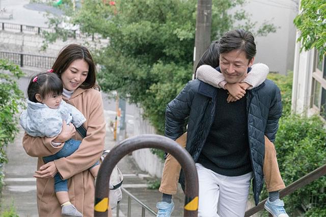 バツイチ同士の夫と妻、そして連れ子2人が、“本当の家族”になるまでを描く