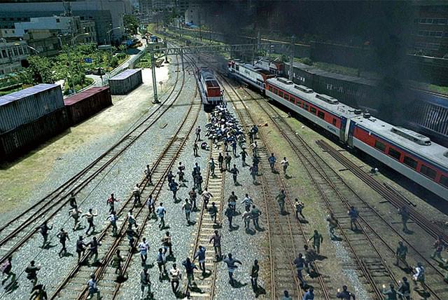 感染者は爆発的に増え、車内からも車外からも猛スピードで乗客たちに襲いかかる！