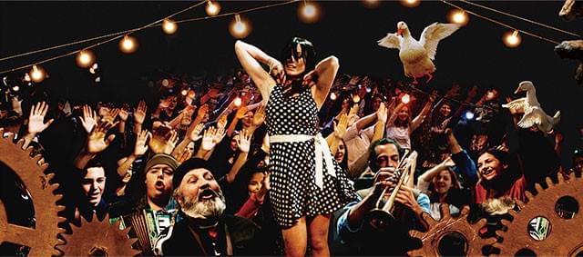 監督の実子、ストリボール・クストリッツァによる音楽にも注目！ 狂騒感をあおる！