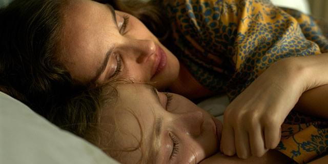 頼る者もなく、たった2人で支えあって生きてきた姉妹のきずなを息のあった演技で表現