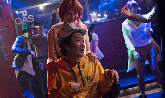 クラブで2人がダンスを踊るシーンは、本作の中で随一のロマンティックな場面だ