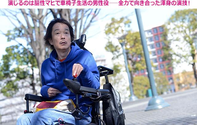 リリーは、撮影の休憩中も車椅子から決して降りず、ストイックに役作りに励んだという