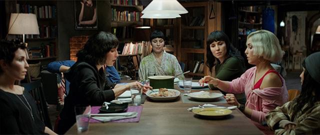 髪型もファッションも違うノオミ・ラパスの1人7役が一堂に会するシーンは圧巻!