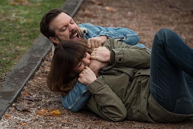 幼なじみのバー店主の腕にかみついて大ゲンカ!? どうしたアン、一体何が起こったの!?