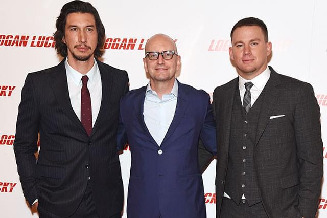 主演コンビとの3ショットでご満悦のソダーバーグ監督（中央／イギリス・プレミアにて）