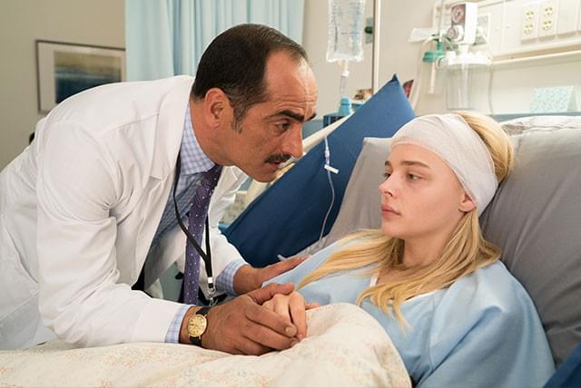 希望に満ち、はつらつとした姿から、病床に伏して「自分」を失っていく主人公を熱演