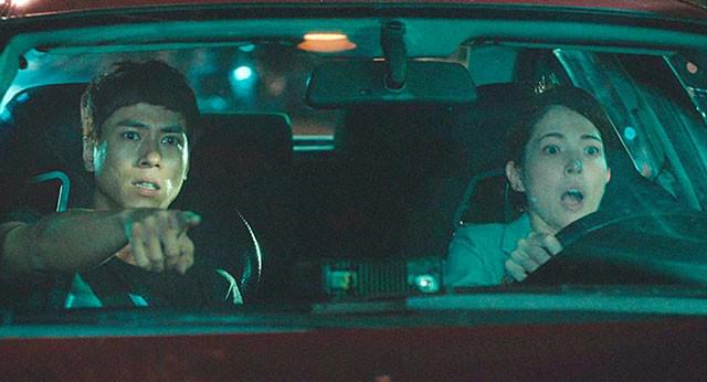 敏腕記者シャオチー(左)は、憧れの上司(右)とともに事故車の謎に迫っていくが……