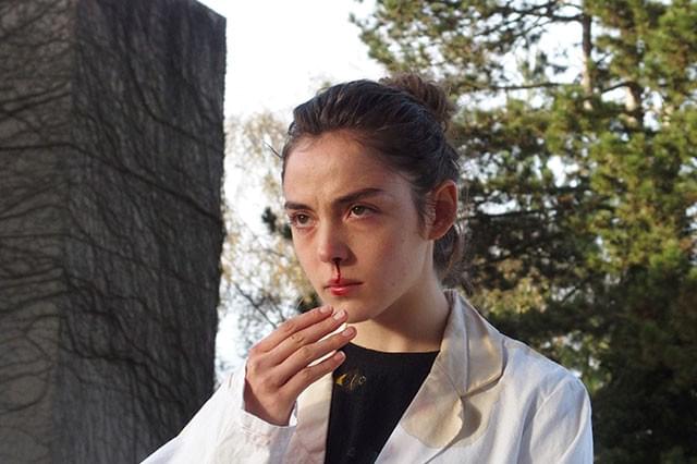 ヒロインが見つめる先は？ なぜ鼻血を流しているのか？ 謎めいた物語が興味をそそる