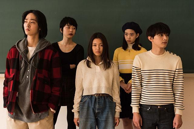 昨今、再ブームの兆しが見られる90’sファッションも、本作の注目ポイントの1つ