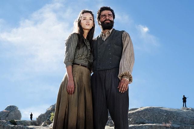 凛としたヒロインを演じるのは、「ザ・ウォーク」で注目を浴びたシャルロット・ルボン