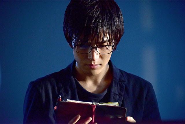 耶雲が手にしている手帳には何が書かれているのか？ 画面の隅々まで見逃せない！