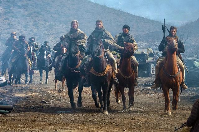 馬も、爆発も、戦車も戦闘機も、すべてが本物！ クライマックスの戦闘は臨場感満点