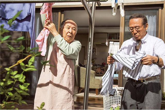 橋爪功（左）と小林稔侍（右）の掛け合いなど、ついニヤリとしてしまうユーモアが満載