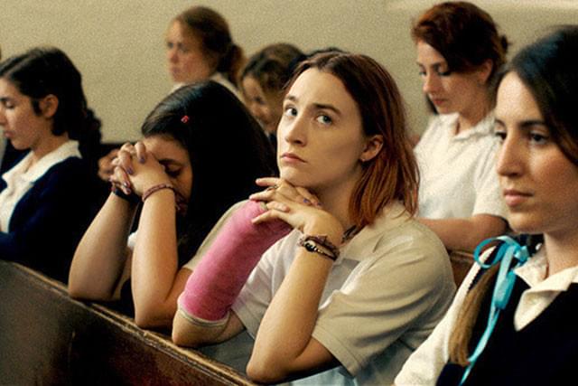 どうして右手にギプス？ 主人公“レディ・バード”を演じるのはシアーシャ・ローナン