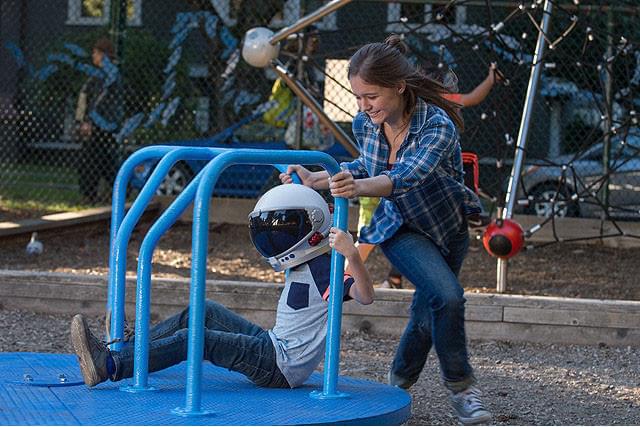 姉ヴィア（右・イザベラ・ビドビッチ）ら、周囲の人々にも向けられている優しい眼差し