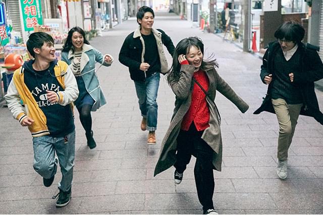 舞台は、東京に近いとも遠いともいえない群馬県・高崎市。絶妙な距離感がドラマを生む