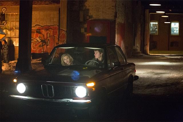 手がかりを求め、ドラッグの売人や危険人物がたむろする危険地域を訪れた2人だが……