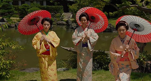 成海璃子、山崎紘菜、常盤貴子が出演する本作の一場面