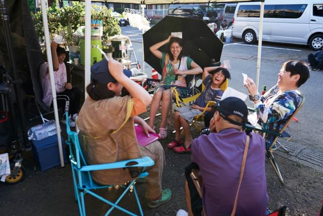 撮影現場の様子。幼少期と青年期の“ダブル周平”が参加し、みんなでゲームに興じるなど、明るく和やかな現場だった。