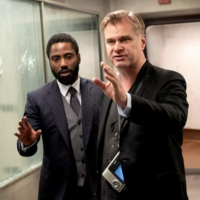 監督のクリストファー・ノーラン（右）と、主演のジョン・デビッド・ワシントン