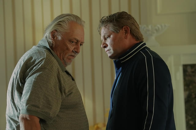 ファミリーのボス・ピート(左)&その息子・チッキー(右)との軋轢が深まっていき……