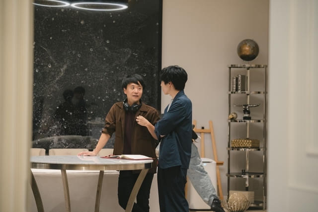 撮影中の作道雄監督(左)