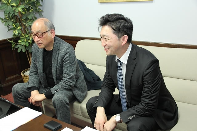 プレゼンしていただく（右から）永堀社長、佐倉さん