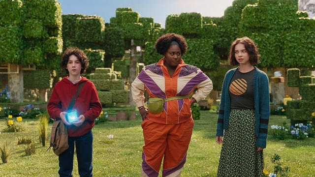 （左）キューブを持つヘンリー