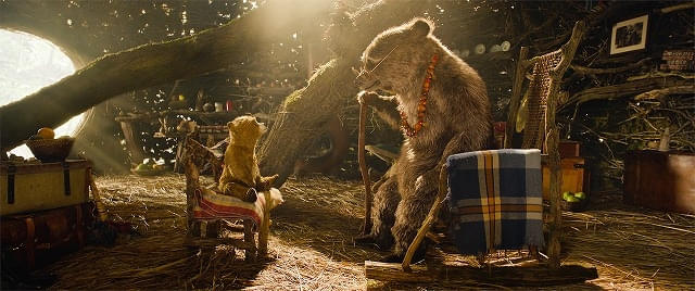 子グマの頃のパディントンと、ルーシーおばさん