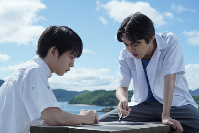 キーパーソンの同級生・酒井茂（倉悠貴／右）