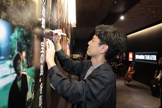 劇場ポスターにサイン（愛知キャラバン）