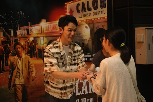 妻夫木は1人1人に、真摯に向き合って名刺を手渡した。