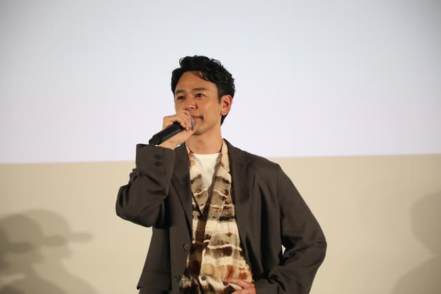 涙を流す妻夫木聡（沖縄キャラバン）